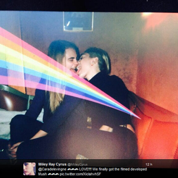 Miley nuoleskeli huippumalli-Caraa - kuva!