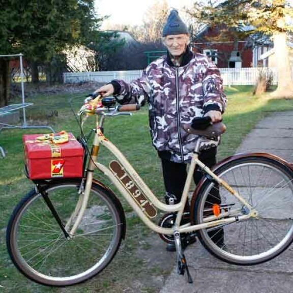 Artturi, 74, sai Seiskalta uuden pyörän!