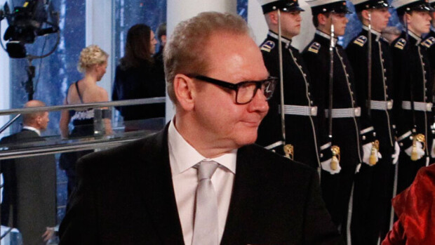 Presidentin juhlien jatkot: mies kaatui kukkaruukkuun - mitä teki Jari Tervo?! Presidentin juhlien jatkot: mies kaatui kukkaruukkuun - mitä teki Jari Tervo?!