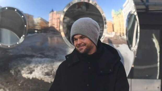 Poppari pinkkien rattaiden puikoissa! Lauri Ylönen puskee yli 1 200 euron lastenvaunuja – kuvat! Lauri Ylönen