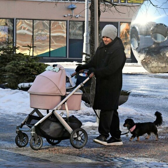 Mustiin pukeutuneen Laurin vaatteet sopivat hyvin yhteen vaaleanpunaisten vaunujen kanssa. Mustiin pukeutuneen Laurin vaatteet sopivat hyvin yhteen vaaleanpunaisten vaunujen kanssa.
