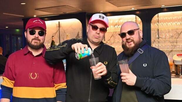 ”Ajattelin, että semisti vajari tyyppi” Teflon Brothersin Heikki Kuula erikoisesta fanikohtaamisesta televisiosta tutun kokin kanssa Teflon Brothers