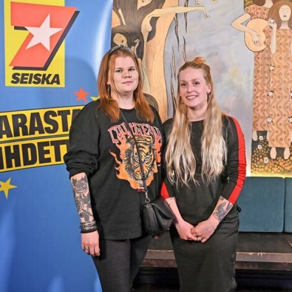 Tiia, 30, ja hänen ystävänsä Maria, 30, tulivat juhlapaikalle Etelä-Karjalasta saakka. – Voitimme liput Seiskan Facebookista, ja on todella hyvä fiilis. Odotamme hyviä bileitä ja pämppäämistä! Tiia, 30, ja hänen ystävänsä Maria, 30, tulivat juhlapaikalle Etelä-Karjalasta saakka. – Voitimme liput Seiskan Facebookista, ja on todella hyvä fiilis. Odotamme hyviä bileitä ja pämppäämistä!