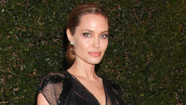 Angelina Jolielta koskettava puhe kuolleen äitinsä muistoksi! Angelina Jolielta koskettava puhe kuolleen äitinsä muistoksi!