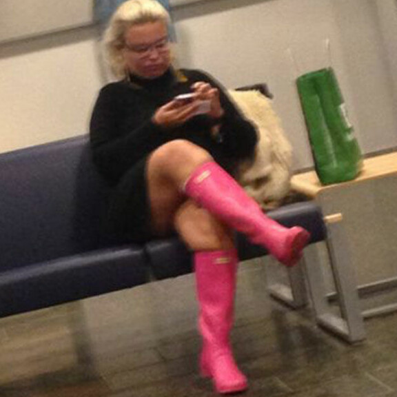 Johanna Tukiainen ällistytti lookillaan: sikakalliit kumisaappaat - ei housuja!