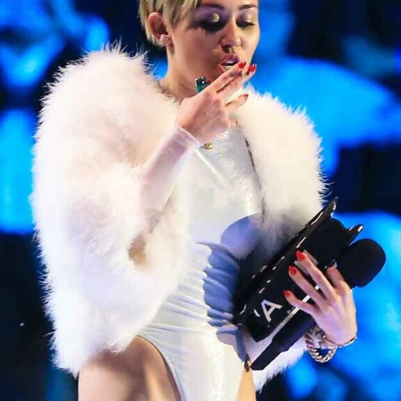 Miley Cyrus rikkoi taas uusia rajoja!