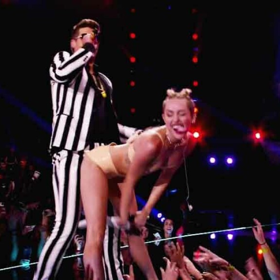 Miley Cyrus rikkoi taas uusia rajoja!