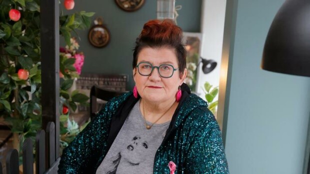 Anitta Ahosta syytetään vammaisten syrjimisestä – stand up -koomikon vitseille rajua kritiikkiä: ”Toki jutut ovat joskus vähän epäkorrekteja” Anitta Ahonen