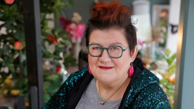 ”Toivoin elämänmuutosta ja sain syövän” TikTok-tähdeksi noussut stand up -koomikko Anitta Ahonen keikkaili lääkkeiden voimalla Anitta Ahonen