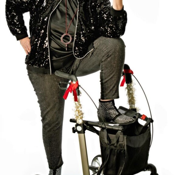 Anitta tunnistetaan jo kaupungillakin. – Teinipojat huutelivat ja kysyivät, olenko minä se tiktokkaaja. Sitten vilkutimme toisillemme iloisesti. Anitta tunnistetaan jo kaupungillakin. – Teinipojat huutelivat ja kysyivät, olenko minä se tiktokkaaja. Sitten vilkutimme toisillemme iloisesti.