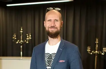 Nyrkkisankari livahti, Touko Aalto selvitti baaritappelua! Portsari rauhoitteli ex-kansanedustajaa – kuvat! 
