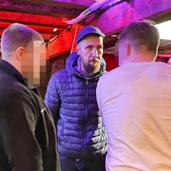 Portsari (vas.) oli tilanteessa paikalla, kun Touko kävi kiivasta keskustelua seurueen pahoinpidellyn jäsenen kanssa. Portsari (vas.) oli tilanteessa paikalla, kun Touko kävi kiivasta keskustelua seurueen pahoinpidellyn jäsenen kanssa.
