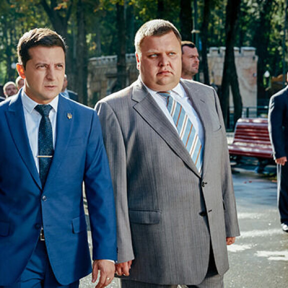 Ennen viraansa 44-vuotias Zelenskyi tunnettiin näyttelijänä, käsikirjoittajana ja ohjaajana. Kansan palvelija