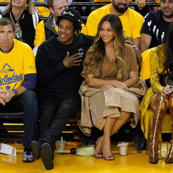 Jay ja Beyoncé ovat urheilufaneja. Kesällä 2019 superjulkkikset ikuistettiin NBA-finaaleista – eturivillä, totta kai. Jay ja Beyoncé ovat kovia urheilufaneja. Kesällä 2019 superjulkkiskaksikko ikuistettiin NBA-finaaleista - eturivillä, totta kai.