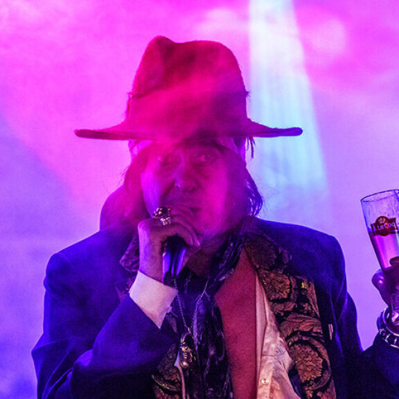 Andy McCoy sai myös 12 000 euron apurahan Taiteen edistämiskeskukselta. Andy McCoy