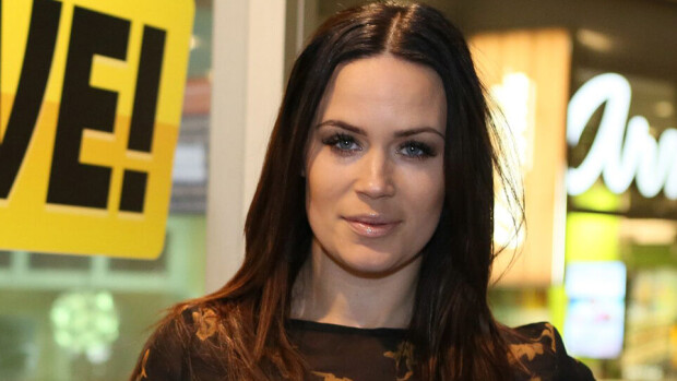 Martina Aitolehti silikonioperaation jälkeen: rankkaa treeniä - katso Martina Aitolehti silikonioperaation jälkeen: rankkaa treeniä - katso