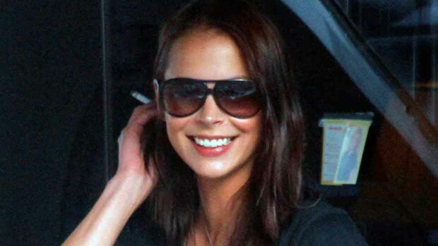 Jenni Dahlmanin bilelook: Huppari, lippis ja Hermès Birkin! Jenni Dahlmanin bilelook: Huppari, lippis ja Hermès Birkin!
