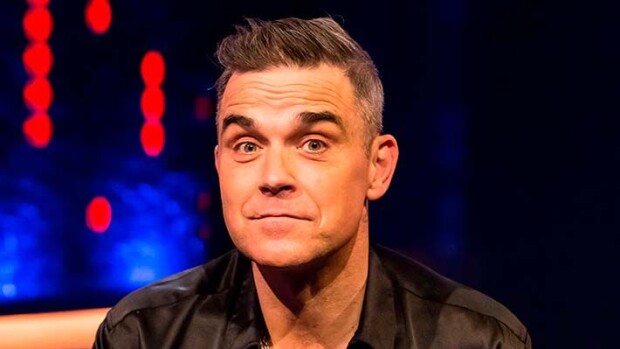 Robbie Williamsin, 48, tukka harmaantui luonnollisesti - tunnistaisitko popparia tuoreesta videosta? Robbie Williams