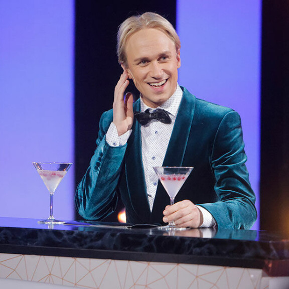 Juontojen lisäksi Christoffer osallistuu Putouksen sketseihin. Christoffer Strandberg