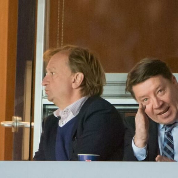Hjallis Harkimo ja Jari Kurri kuvattuna Hartwall-areenan aitiossa vuonna 2016. Hjallis Harkimo ja Jari Kurri kuvattuna Hartwall-areenan aitiossa 2016.