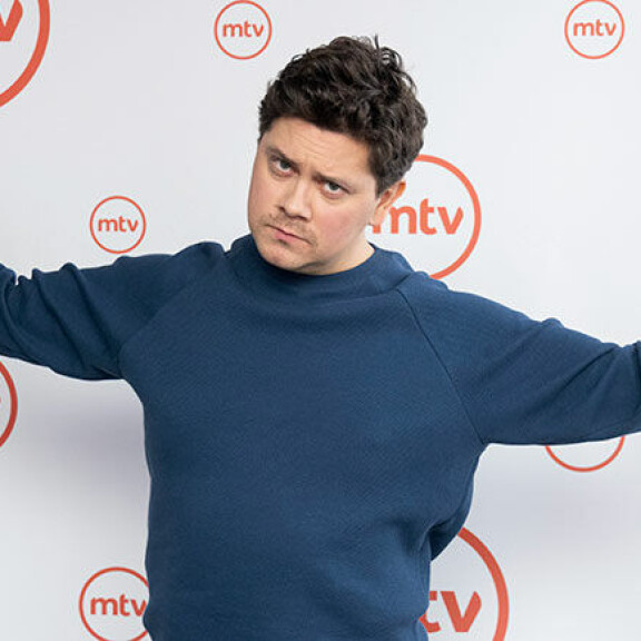 Jyri on näytellyt ennen Putous-tähteyttä muun muassa Kotkan ja Oulun kaupunginteattereissa. Jyri Ojansivu