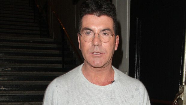 Simon Cowell ja seksipommi: härski temppu tuotti hedelmää! Simon Cowell ja seksipommi: härski temppu tuotti hedelmää!