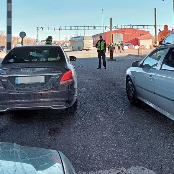 Via Balticalla eli E67-tiellä kulkee avustusautojen lisäksi sotilaskalustoa ja venäläisiä yksityisautoja. Via Balticalla eli E67-tiellä kulkee avustusautojen lisäksi sotilaskalustoa ja venäläisiä yksityisautoja.