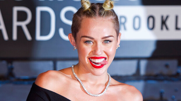 Pyllyä pyörittävästä Mileysta tuli netti-ilmiö - katso hauska kuvasarja! Pyllyä pyörittävästä Mileysta tuli netti-ilmiö - katso hauska kuvasarja!