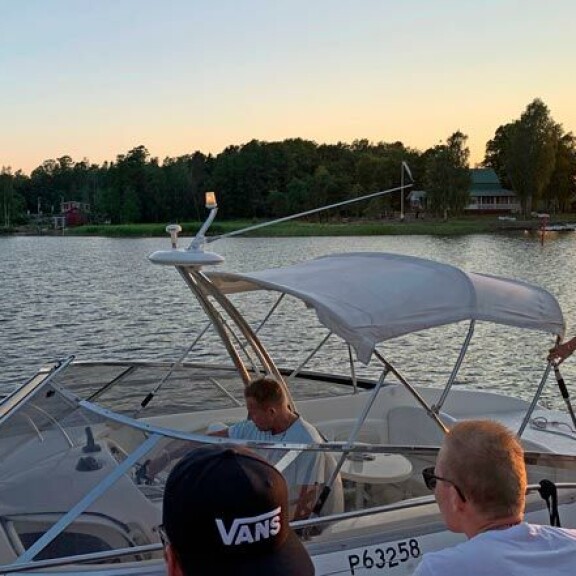 Karoliina ja Renny Harlin bongattiin veneilemästä Haminasta kesällä 2020. Karoliina ja Renny