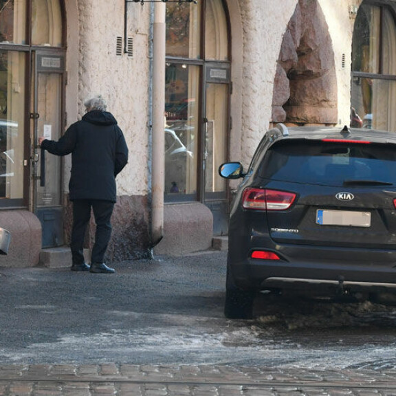 Wenzel Hagestamin parkkeeraus ihmetytti Helsingin Ullanlinnassa. Wenzel Hagestamin parkkeeraus ihmetytti Helsingin Ullanlinnassa.