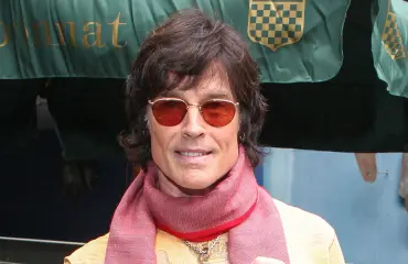 Mitkä hauikset! Ronn Moss, 71, säväyttää ilman paitaa: "Rikot internetin"