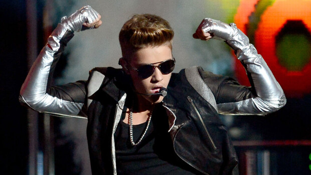 Justin Bieber soitti isoäidilleen serenadin...alasti - kuvat! Justin Bieber soitti isoäidilleen serenadin...alasti - kuvat!