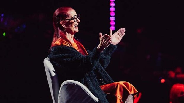 Aira Samulin flirttailee estottomasti Mikko Kuustoselle televisiossa: 'Sitten kun olette 95, antakaa palaa!' aira samulin