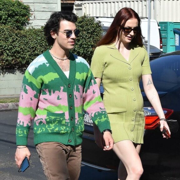 Joe ja Sophie yhteensopivissa asuissa. Joe Jonas ja Sophie Turner