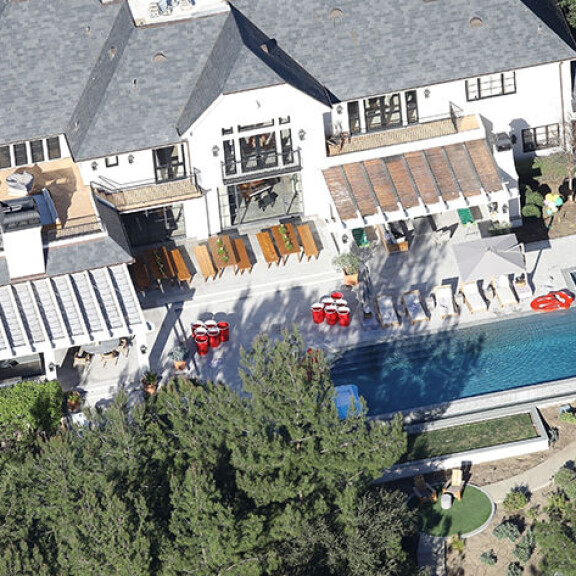 Ilmakuvasta paljastuu, että takapihan altaalle oli viritelty mukavalta näyttäviä aktiviteetteja. Justin Bieberin koti