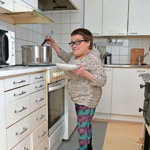 – Teen erilaisia keittovariaatioita kasviksista. Keitot ovat laihduttajien ruokaa, viidessä vuodessa sata kiloa laihduttanut Minna opastaa. – Teen erilaisia keittovariaatioita kasviksista. Keitot ovat laihduttajien ruokaa, viidessä vuodessa sata kiloa laihduttanut Minna opastaa.