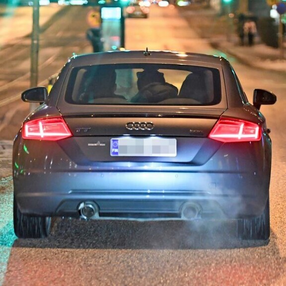 Kolmikko huristeli sporttisella Audi TT -urheiluautolla pitkin öisiä katuja. Turvamiehiä ei ollut paikalla. Kolmikko huristeli sporttisella Audi TT -urheiluautolla pitkin öisiä katuja. Turvamiehiä ei ollut paikalla.