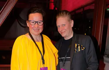 Ex-kansanedustaja Rosa Meriläinen pukeutui Ukrainan väreihin UMK:n finaaliin - otti vahvasti kantaa: "Ukrainalle aseellista tukea!"