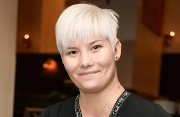 Sodan kauheudet saivat Hyvinkään sankaripoliisi Heidi Foxellin muistelemaan ampumistragediaa – esittelee arpensa: ”Olen kiitollinen”