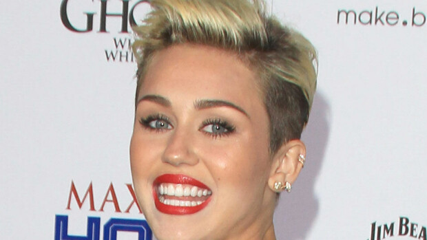 Miley Cyrus promoaa uutta sinkkuaan tissit tarjolla Miley Cyrus promoaa uutta sinkkuaan tissit tarjolla