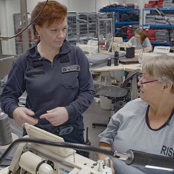 Ylen Linna-sarjassa Jane on sympaattinen käsitöitä rakastava mummeli. Todellisuudessa hän on raahannut matkalaukussaan 1,5 miljoonan euron edestä erittäin vaarallista huumetta. Jane