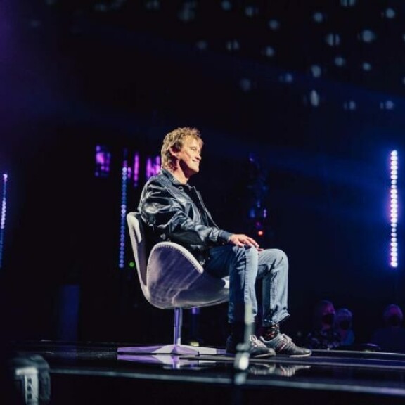 Martti Syrjä sai yllätyksen suurelta faniltaan, Jouni Hynyseltä. Martti Syrjä