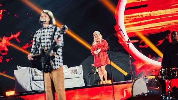 Muistatko vielä kuinka Kirsi Alm-Siira putosi tuolilta kesken uutislähetyksen? Nyt sohva saa kyytiä uutisankkurilta! kirsi alm-siira