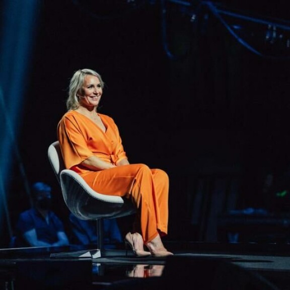 Merville selviää vasta esityksen loppupuolella, että hänen ystävänsä Kirsi on jäynän takana. mervi kallio