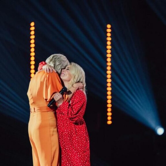 Ystävykset halaavat toisiaan esityksen päätteeksi. mervi kallio, kirsi alm-siira