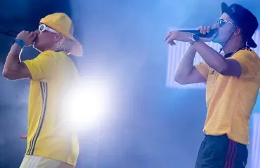 Nämä artistit villitsevät tänään olympiakiekkoilijoiden kansanjuhlissa - soraääniä satoi heti