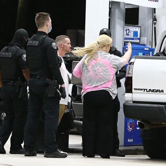 Mama June huitoi poliiseille vinhasti käsillään. Mama June huitoi käsillään vauhdikkaan näköisesti.