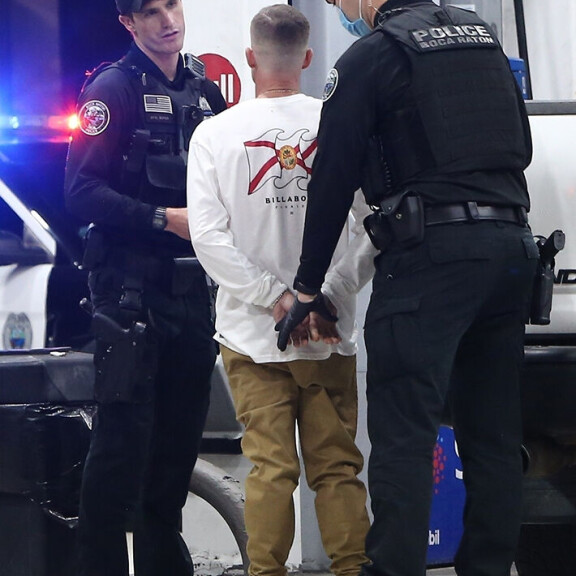 Justin vietiin poliisin hoiviin odottamaan asiansa jatkokäsittelyä. Justin vietiin poliisien toimesta jatkokäsittelyä varten.
