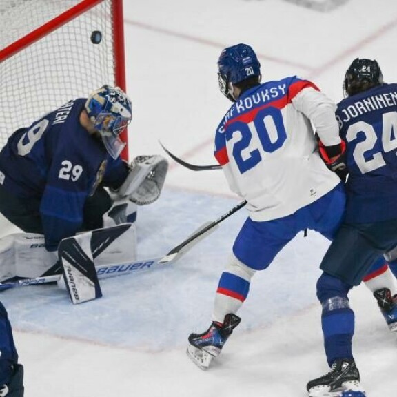 Näin alkusarjassa: siellä lepää! Slovakian 17-vuotias Juraj Slafkovský tällää kiekon Suomen häkkiin Leijonien Hannes Björnisen nenän edestä. Siellä lepää! Slovakian 17-vuotias Juraj Slafkovský tällää kiekon Suomen häkkiin Leijonien Hannes Björnisen nenän edestä.