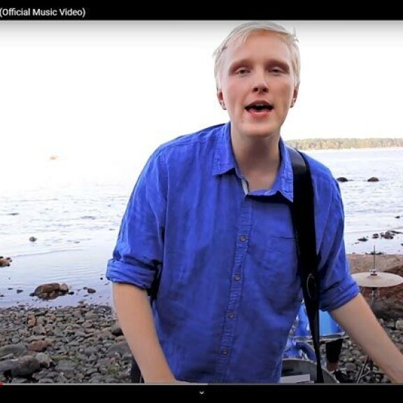 Tommin poika Ilmari kirjoitti biisejä isänsä uudelle levylle. Kuvakaappaus on Ilmari Läntisen musiikkivideolta Like a Dam (Official Music Video). Tommin poika Ilmari kirjoitti biisejä isänsä uudelle levylle. Kuvakaappaus on Ilmari Läntisen musiikkivideolta Like a Dam (Official Music Video).